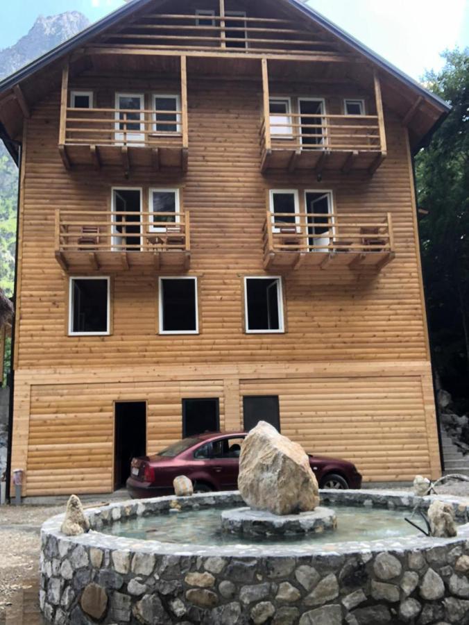 Adenisi Guesthouse Tropoje Eksteriør bilde