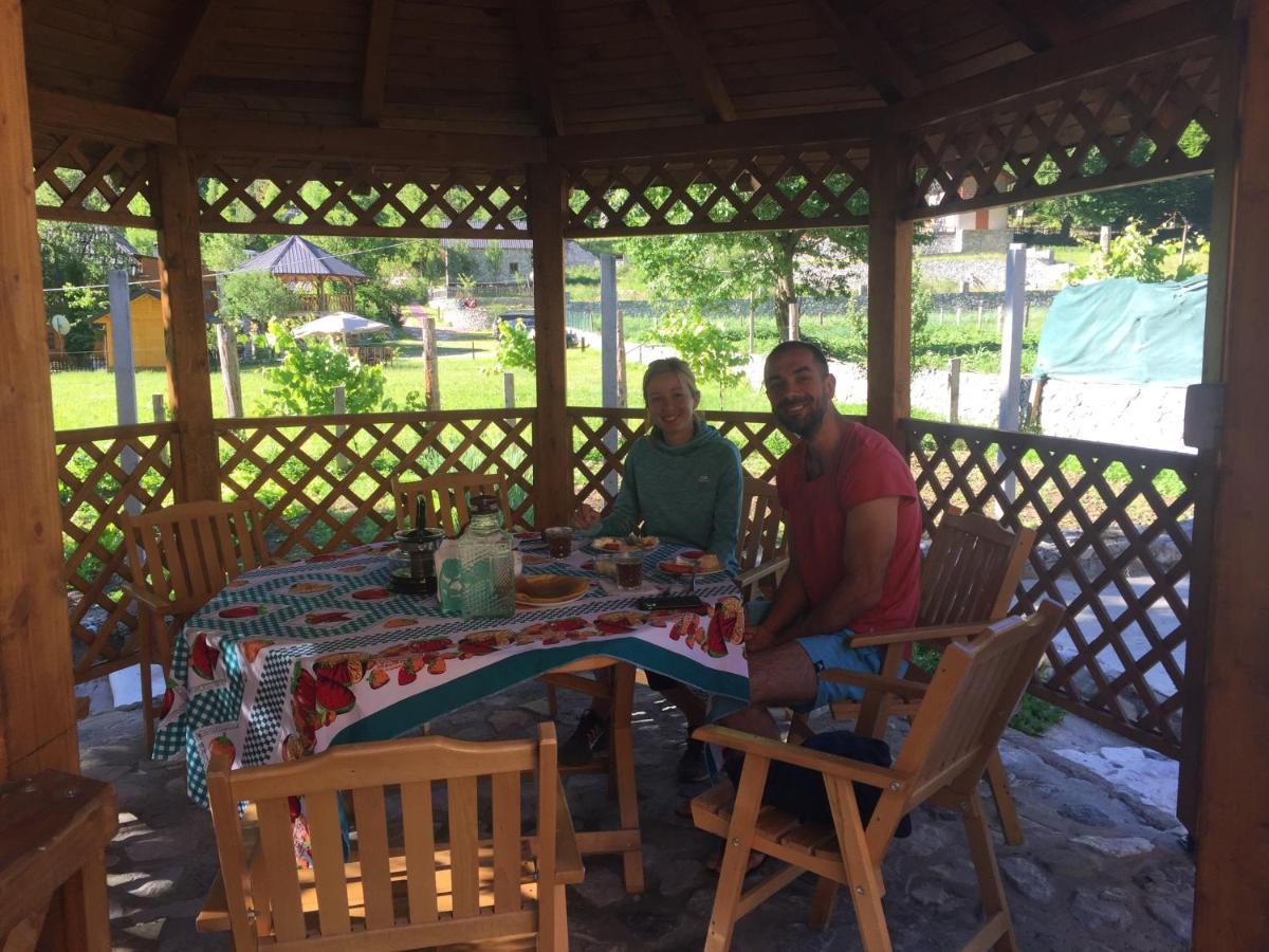 Adenisi Guesthouse Tropoje Eksteriør bilde